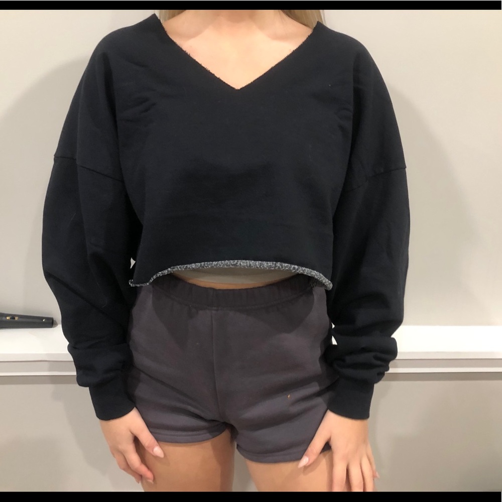 Black cropped v neck sweater✨